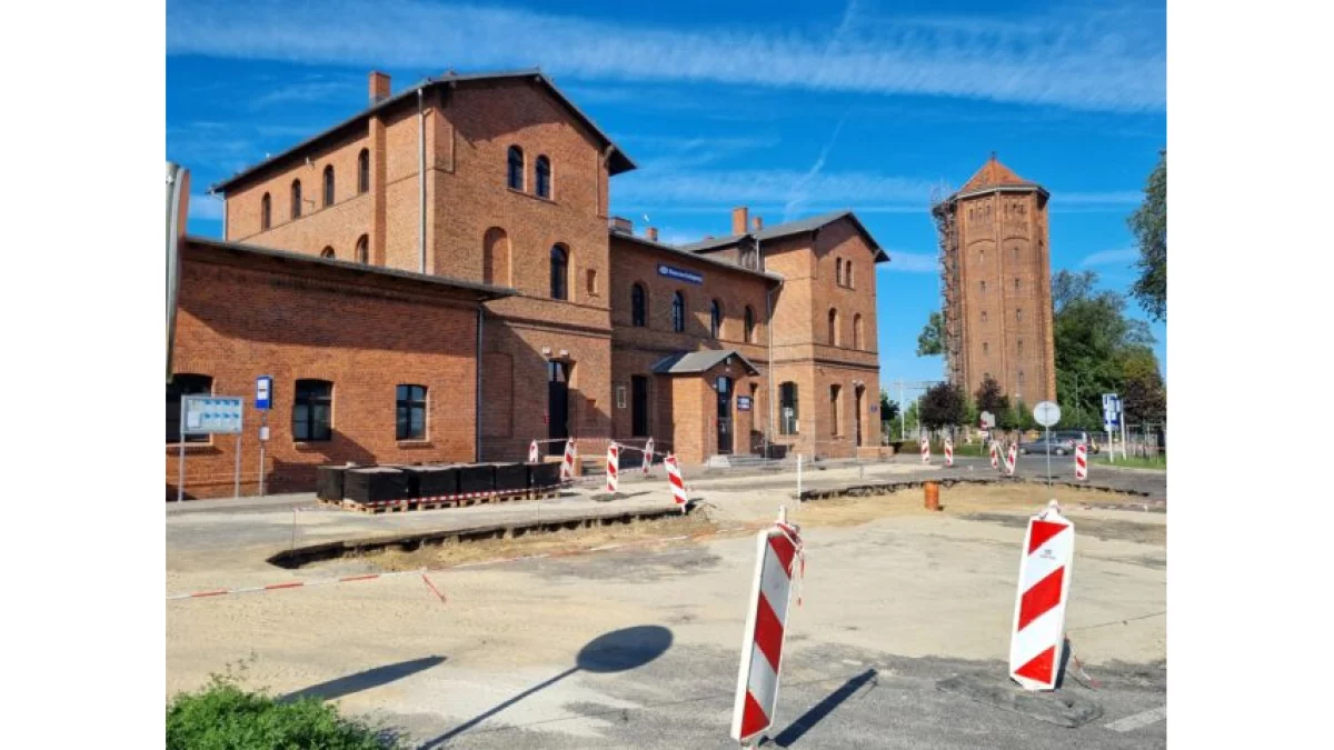 Ruszyły prace przed dworcem PKP w Kowalewie. Będą nowe parkingi, nawierzchnia i zieleń [ZDJĘCIA]