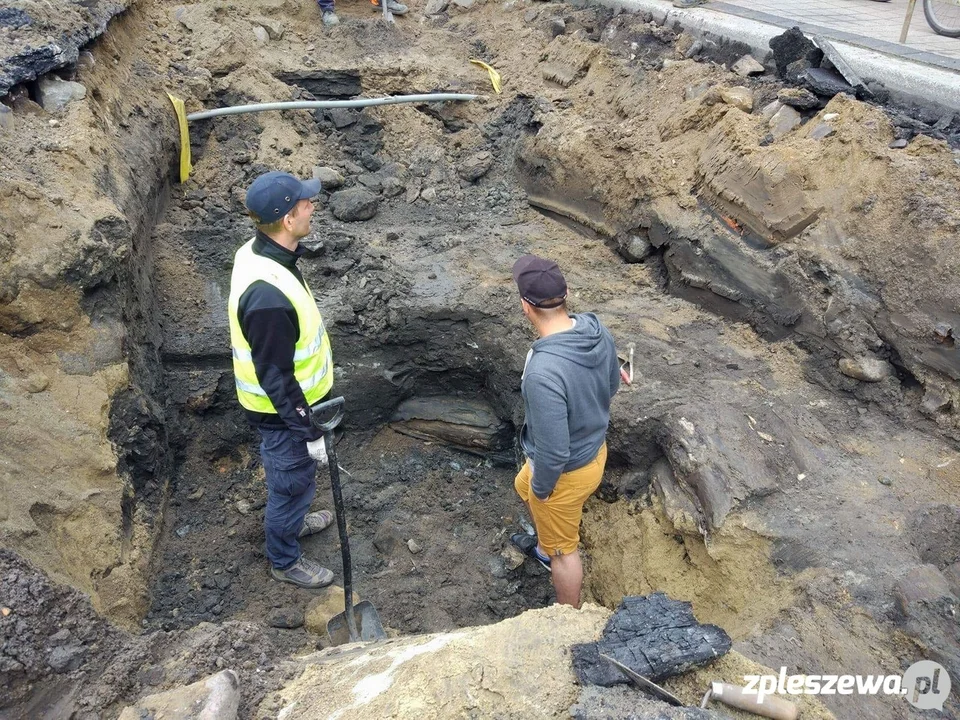 Kilkusetletnie rury odkopane w Pleszewie stały się pełnoprawnym zabytkiem [ZDJĘCIA] - Zdjęcie główne