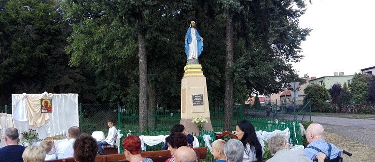 Korzkwy. Poświęcili odnowioną figurę Marii - Zdjęcie główne