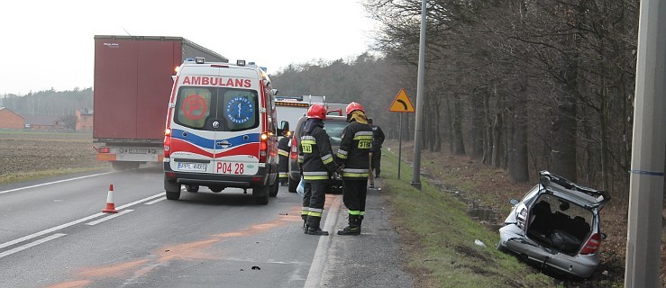 Zderzenie na krajówce. Mercedes w rowie - Zdjęcie główne