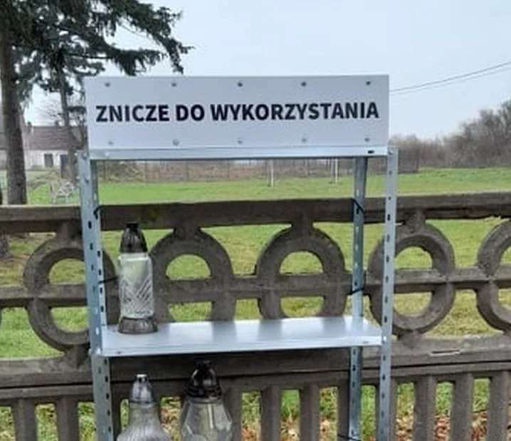 W Jedlcu postawili regał na znicze. Co z innymi cmentarzami? - Zdjęcie główne