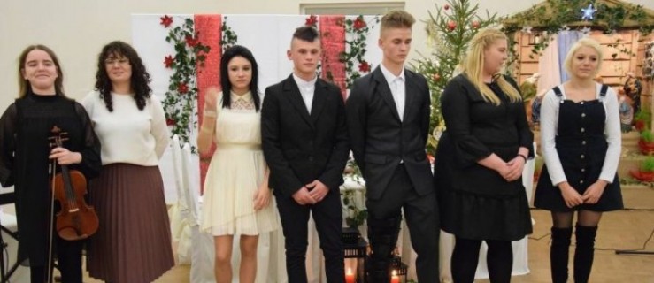 Podzielili się opłatkiem i składali sobie życzenia  - Zdjęcie główne