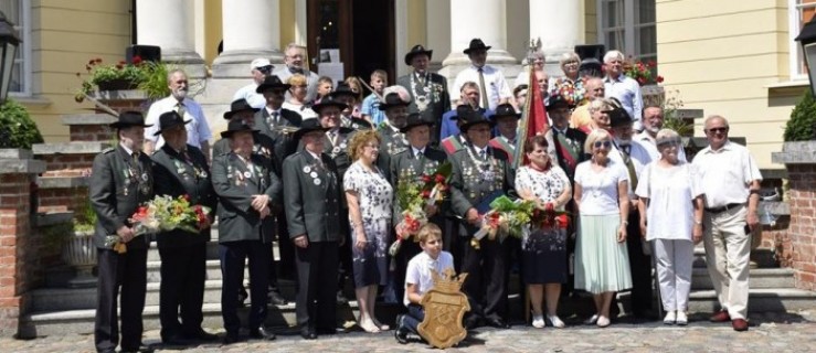 Przed pałacem w Dobrzycy intronizowali Króla Strzeleckiego - Zdjęcie główne