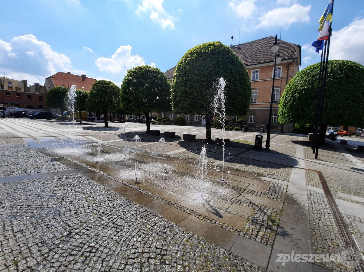 Pleszew. Po dwóch latach została uruchomiona fontanna na Rynku - Zdjęcie główne