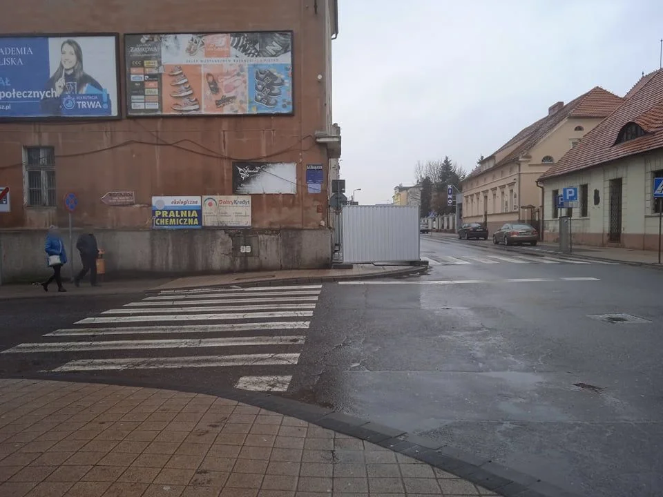 Wyburzenia w Pleszewie. Chodnik został wyłączony z ruchu. Kiedy zamkną ulicę? - Zdjęcie główne