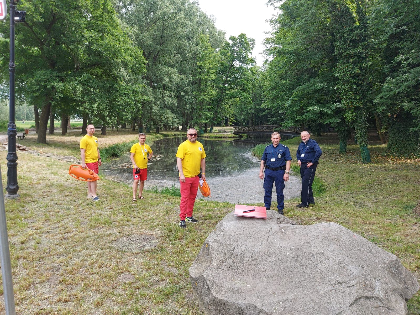 Służby sprawdzały okolice zbiorników wodnych. 