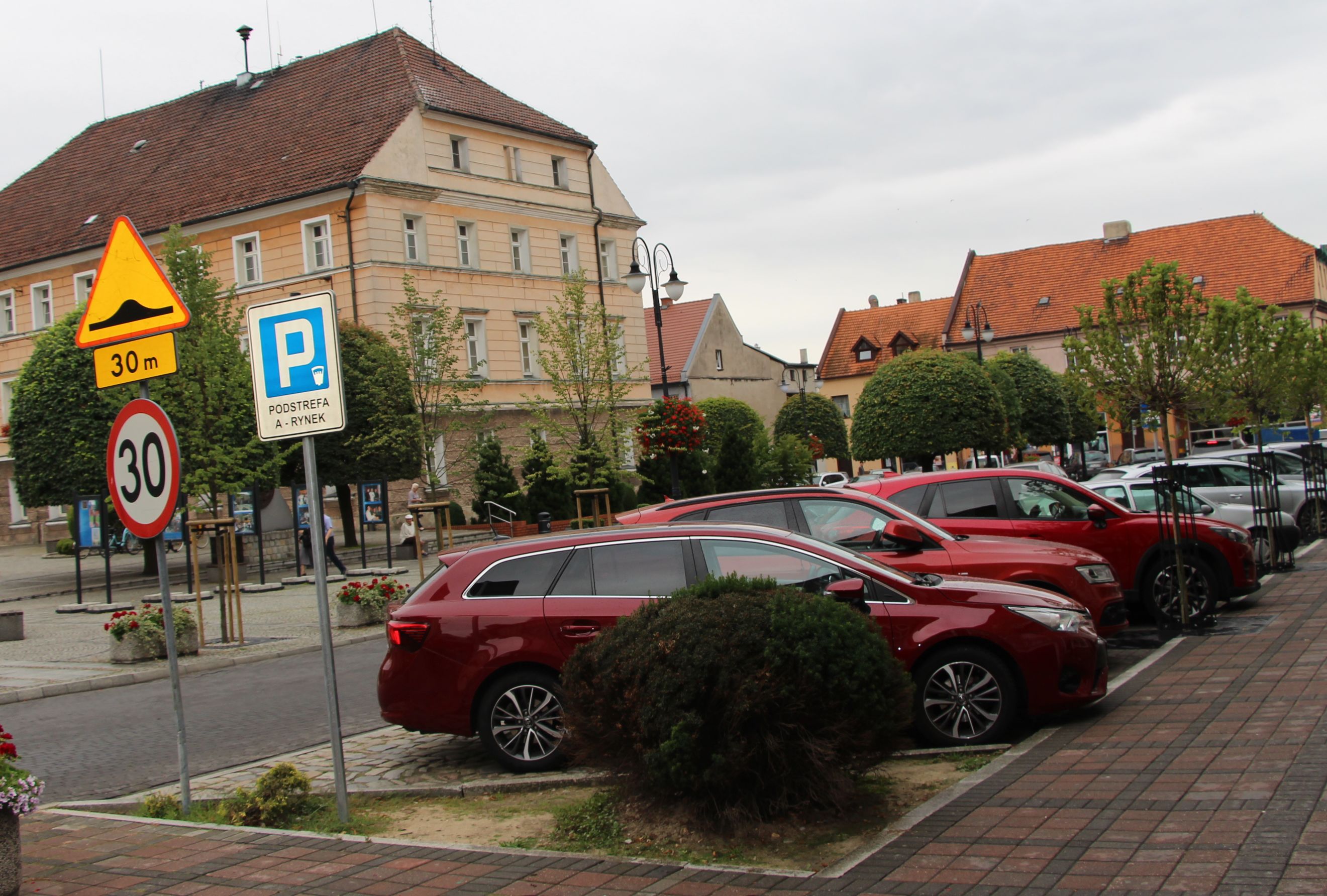 Będą podwyżki cen za parkowanie w Pleszewie. Do strefy dojdzie też nowa ulica [CENNIK BILETÓW] - Zdjęcie główne