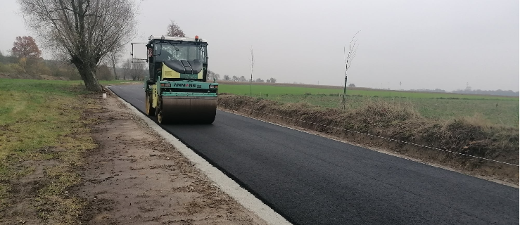 Gmina Chocz. W Niniewie jest już asfalt! Świeżuteńki  - Zdjęcie główne