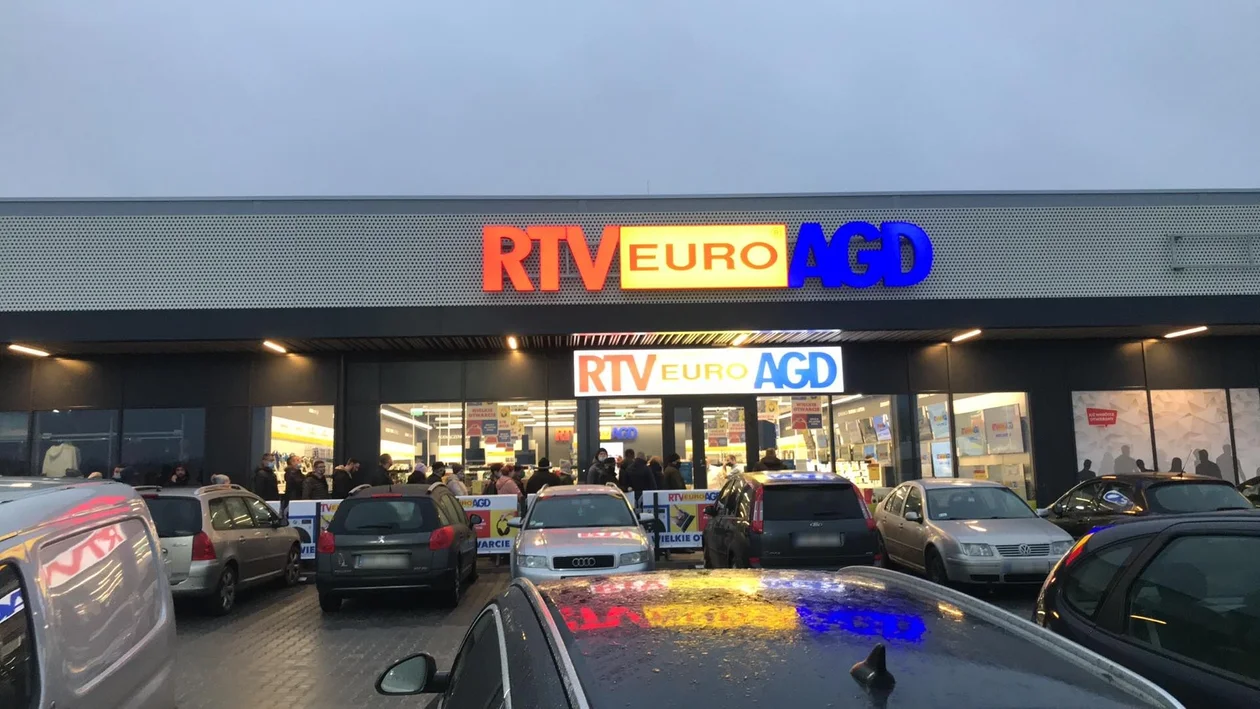 Ogromne kolejki pod nową galerią handlową w Pleszewie. Dziś otwarcie RTV Euro AGD