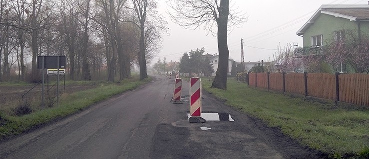 Utrudnienia na drodze powiatowej. Trwa łatanie dziur - Zdjęcie główne