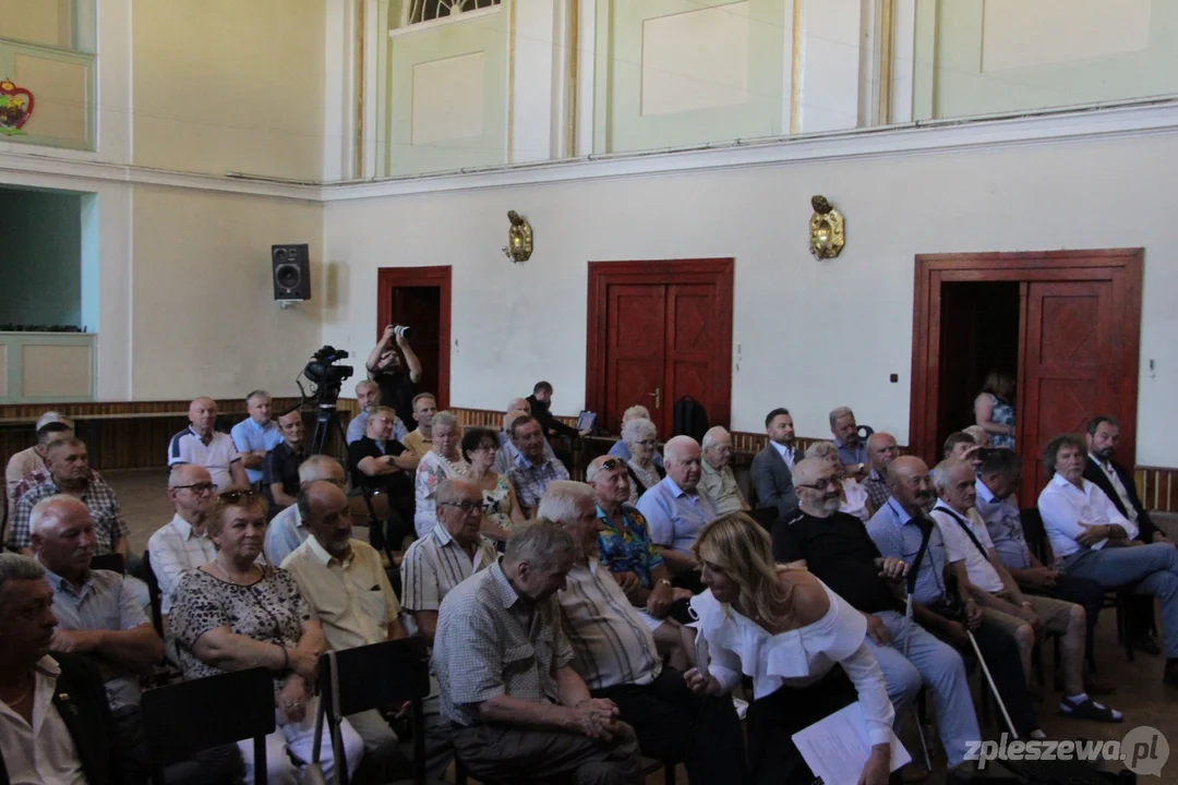 Spotkanie minister i posłów PiS z mieszkańcami Pleszewa w siedzibie Domu Parafialnego