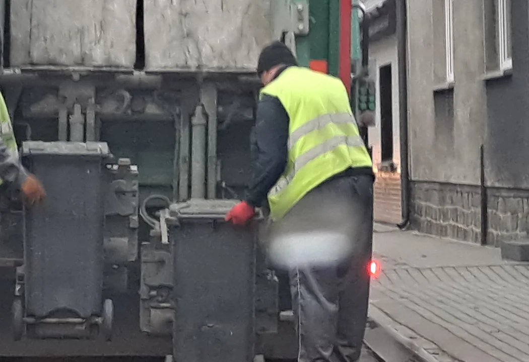 Czytelnik: - Śmieciarki blokują ulice w Pleszewie. Czy można zmienić godziny wywozu z centrum? - Zdjęcie główne