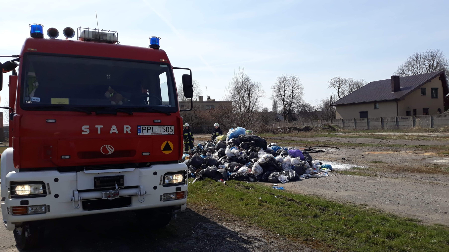 Strażacy z OSP Dobrzyca interweniowali w związku z pożarem śmieci