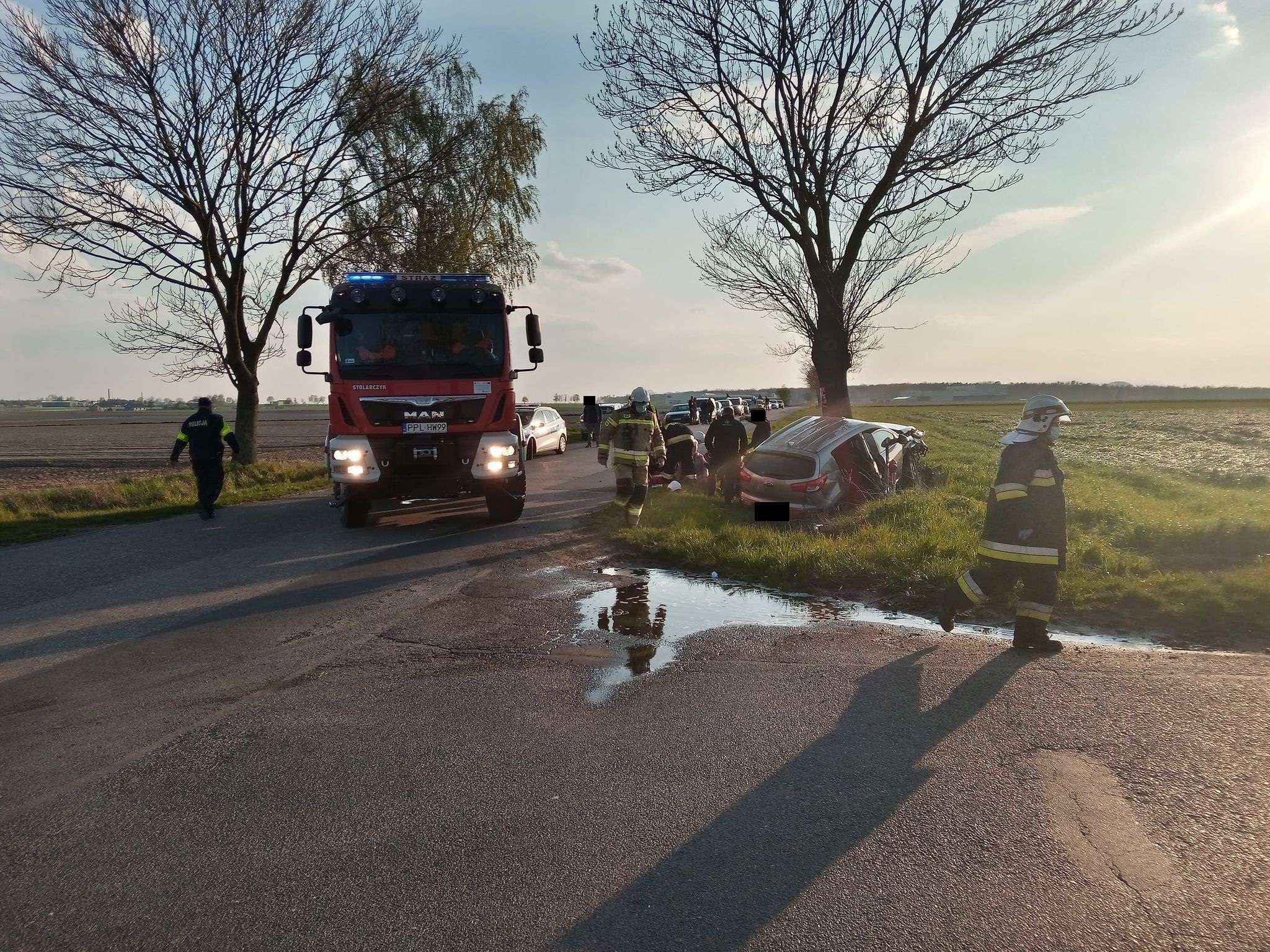 Na drodze powiatowej w gminie Gołuchów - na skrzyżowaniu z drogą Popówek-Macew-Kuchary - doszło do groźnego wypadku. Zderzyły się ze sobą kia i skoda