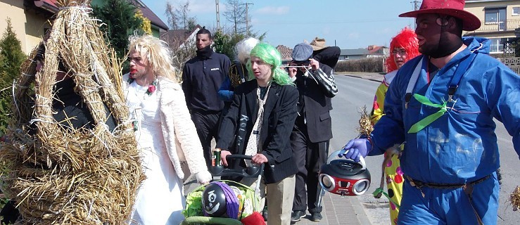 Fabianów. Przebierańcy śpiewali, murzyli i zbierali na chorego chłopca [FOTO] - Zdjęcie główne