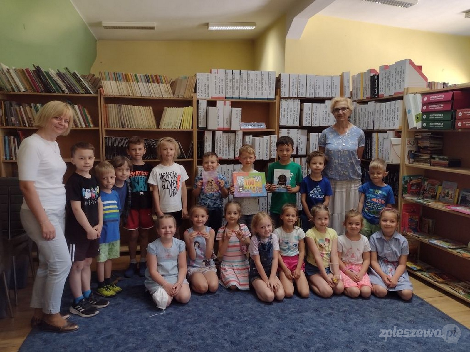 Pleszew. Starszaki w bibliotece - Zdjęcie główne