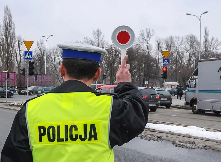 Policjanci zatrzymali 17-letniego mieszkańca gminy Dobrzyca, który prowadził samochód bez uprawnień - Zdjęcie główne