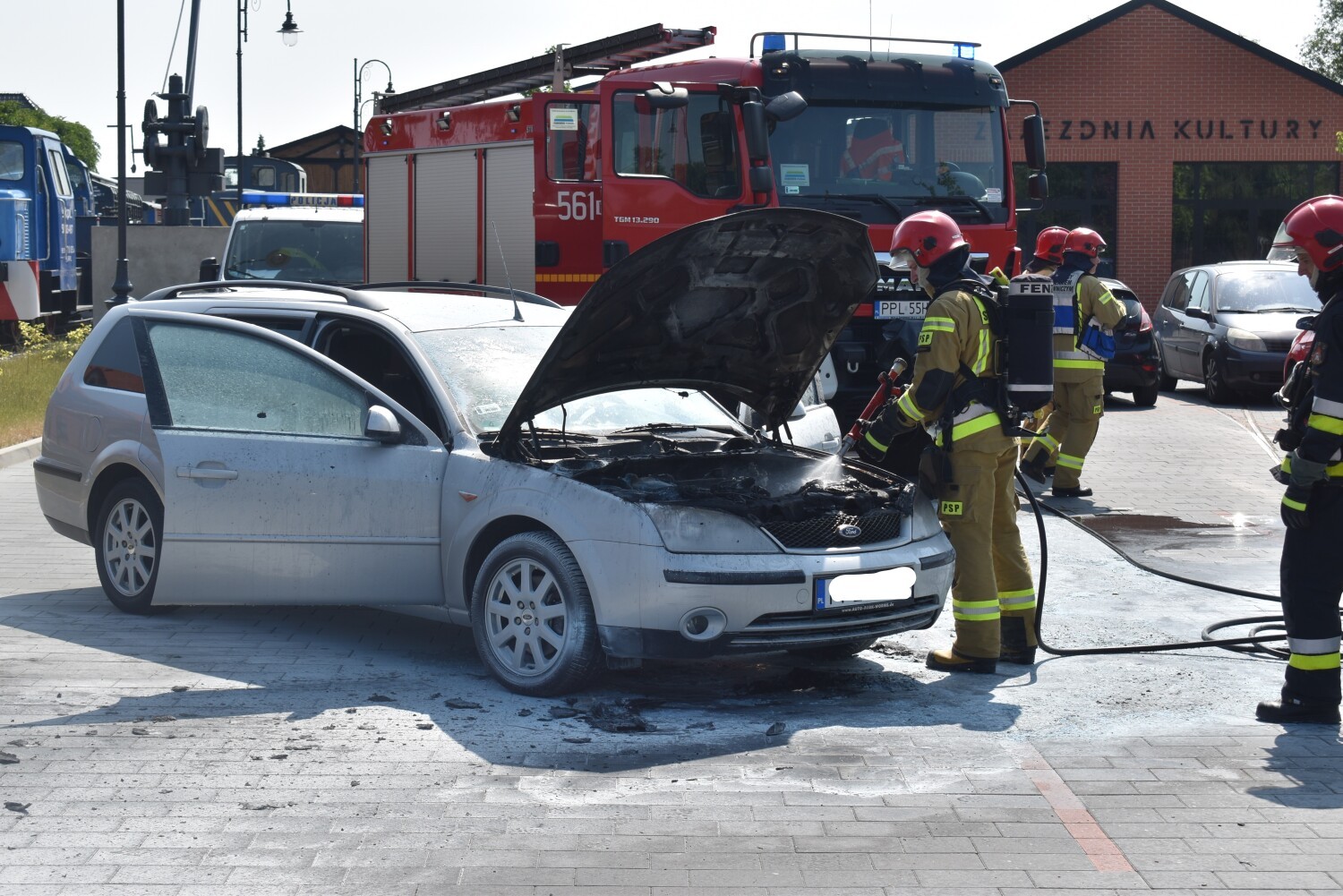 Pleszew. Auto w ogniu!  - Zdjęcie główne