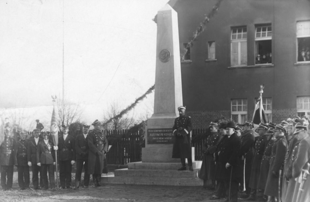 Marszałek Józef Piłsudski przed koszarami w Pleszewie. Ten pomnik istniał zaledwie 9 lat - Zdjęcie główne