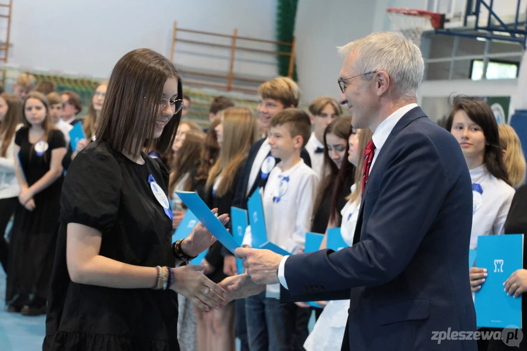 Najzdolniejsi absolwenci pleszewskich podstawówek otrzymali listy gratulacyjne [ZDJĘCIA] - Zdjęcie główne