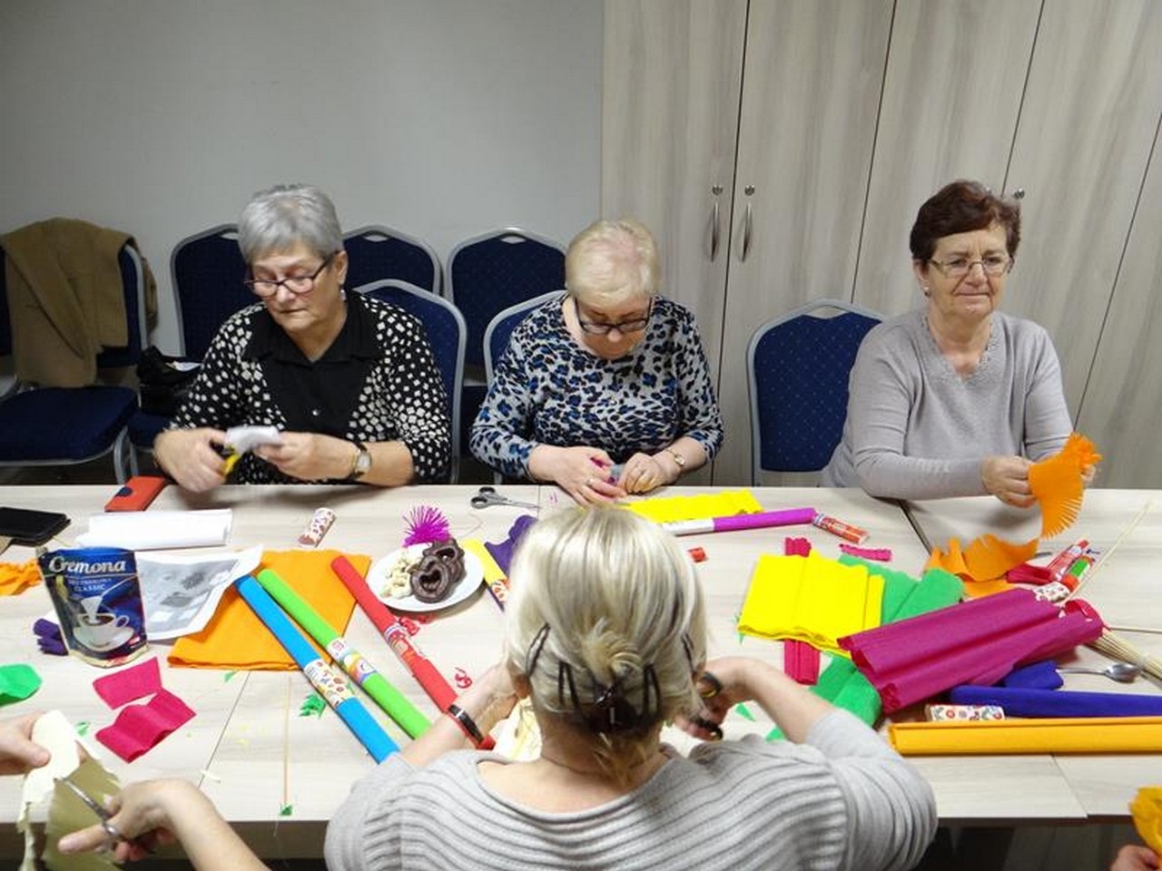 Seniorki z Dobrzycy zrobiły palmę wielkanocną - Zdjęcie główne