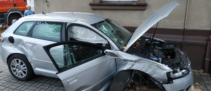 Pleszew. Auto wjechało w budynek przedszkola! - Zdjęcie główne