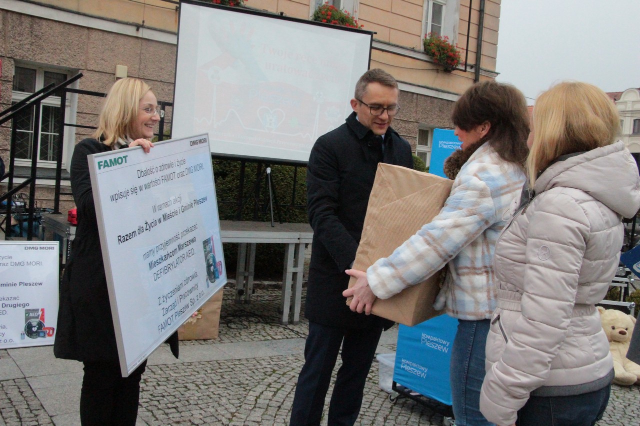 Sprzęt został przekazany mieszkańcom 18 października na pleszewskim rynku podczas Światowego Dnia Przywracania Czynności Serca.