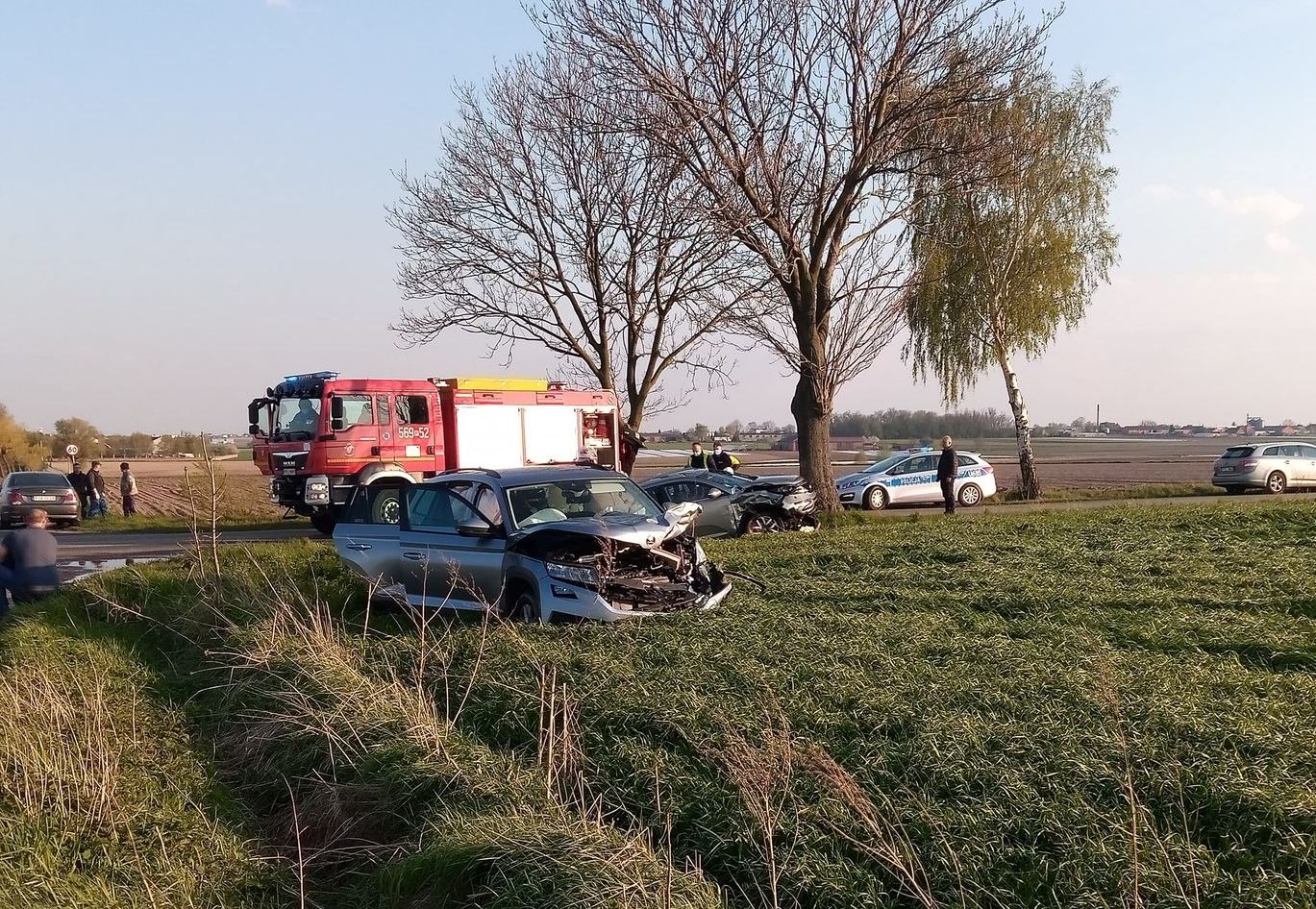 Na drodze powiatowej w gminie Gołuchów - na skrzyżowaniu z drogą Popówek-Macew-Kuchary - doszło do groźnego wypadku. Zderzyły się ze sobą kia i skoda