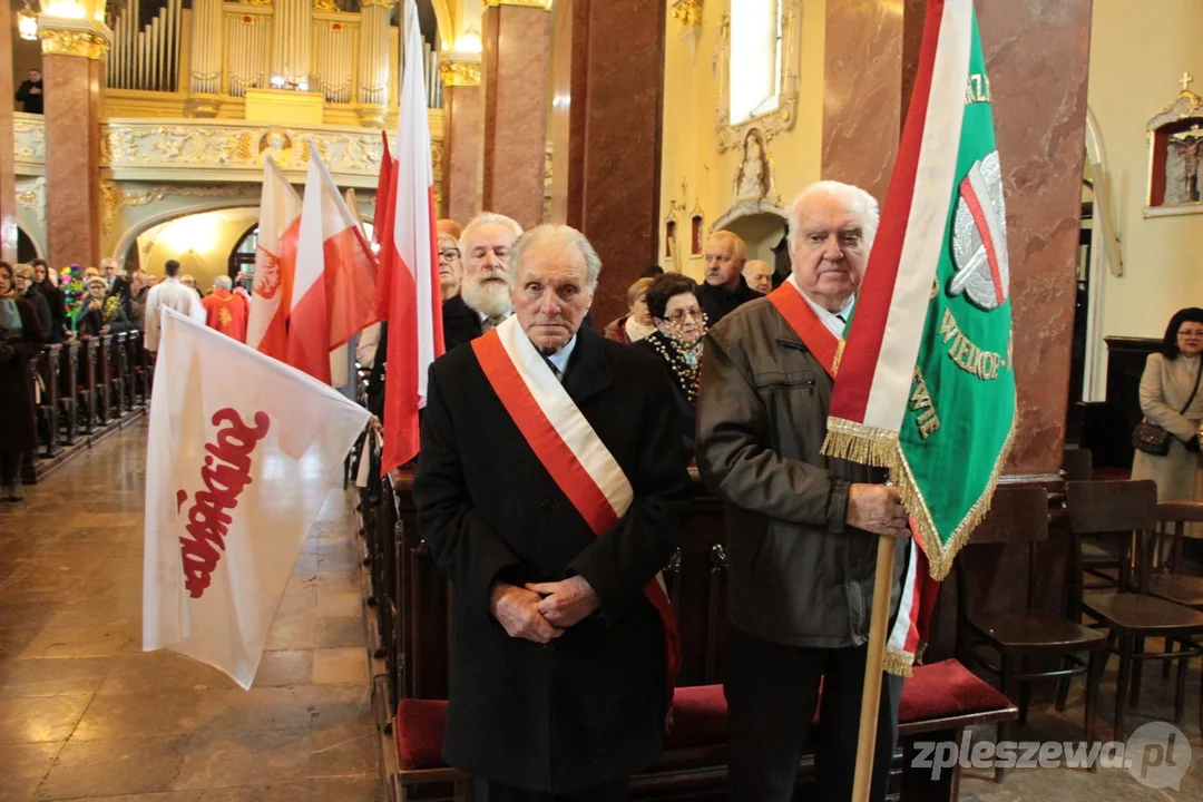 Msza św. za ojczyznę. W Pleszewie upamiętnili ofiary zbrodni katyńskiej oraz ofiary katastrofy smoleńskiej [ZDJĘCIA] - Zdjęcie główne