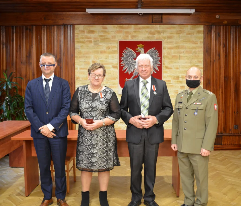 Dobrzyca. Wychowali trzech synów, którzy pełnili nienagannie służbę wojskową. Dostali medale „Za zasługi dla obronności kraju” - Zdjęcie główne