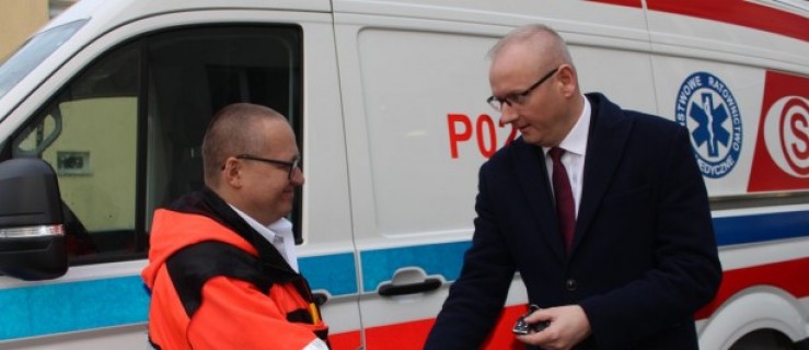  Szpital ma nową karetkę. Kluczyki do ambulansu przekazał nowy wojewoda  - Zdjęcie główne