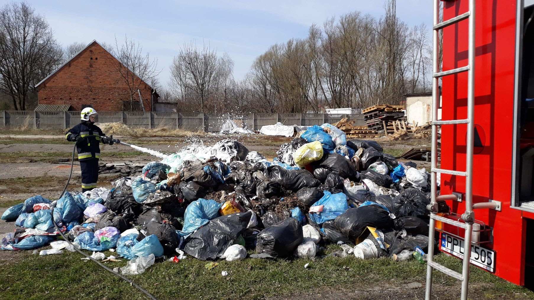 Strażacy z OSP Dobrzyca interweniowali w związku z pożarem śmieci