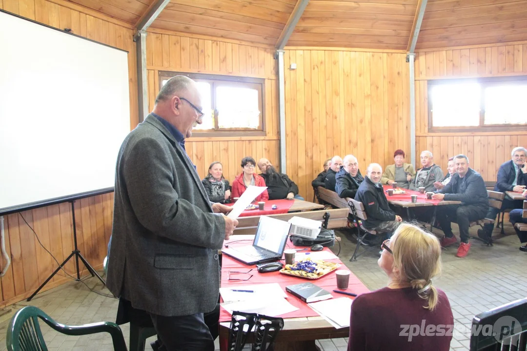 Zebranie osiedla nr 4 „Rodzinne” w Pleszewie. – Zróbcie coś, bo tu wciąż dochodzi do wypadków! – alarmują ludzie [ZDJĘCIA] - Zdjęcie główne