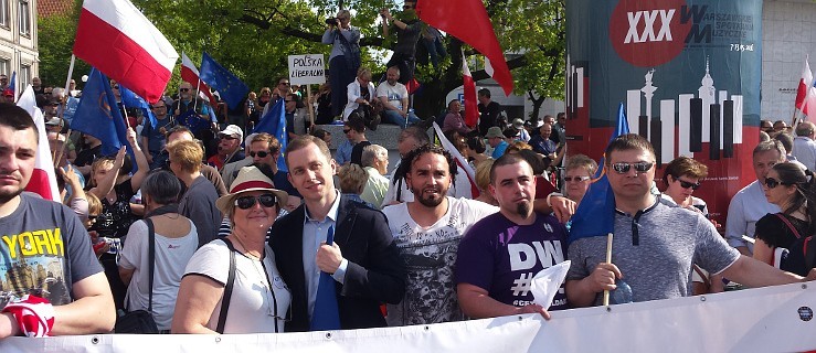 Pleszewianie na manifestacji w obronie demokracji  - Zdjęcie główne