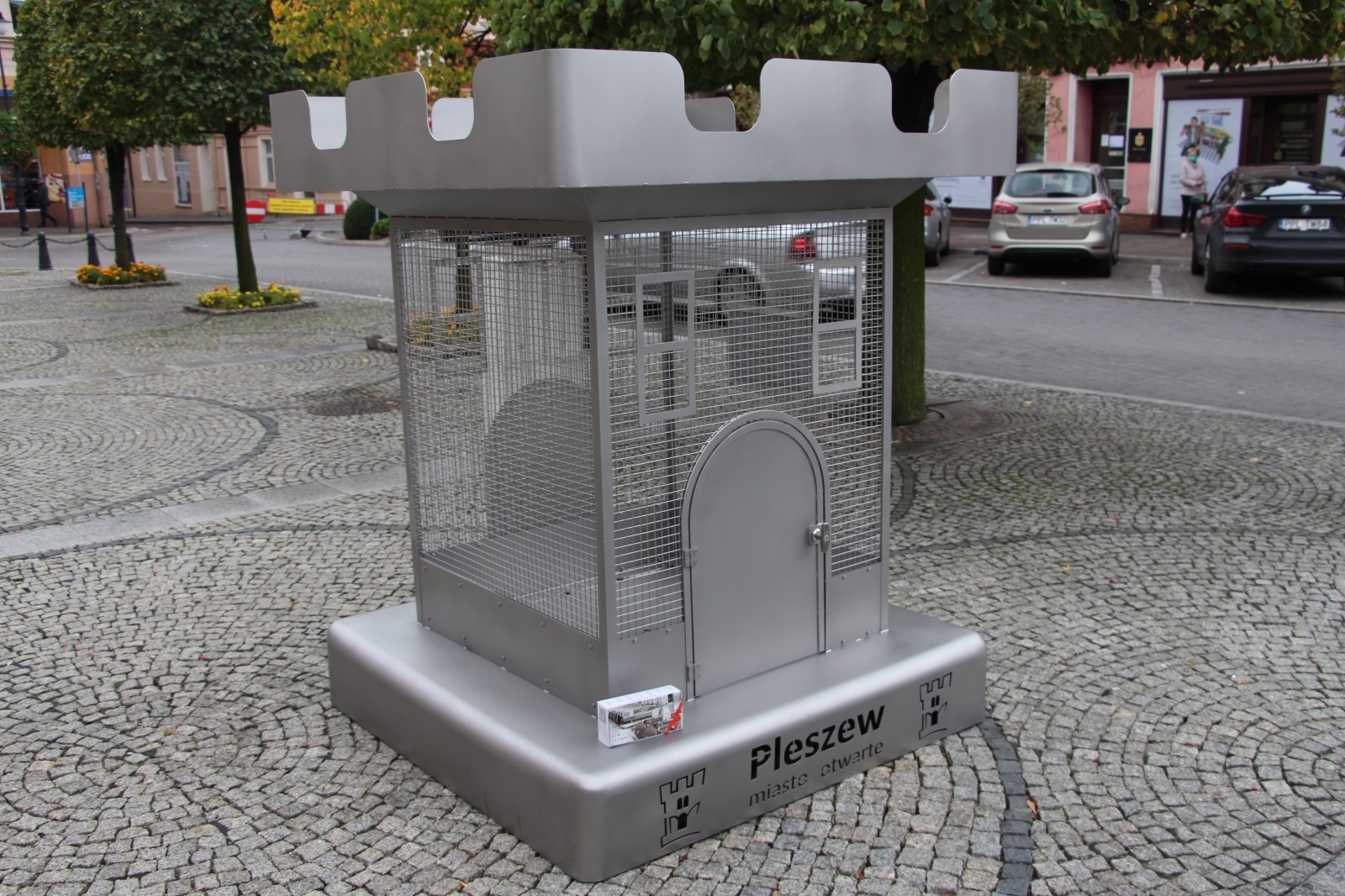 W Pleszewie stanęły dwa pojemniki na nakrętki! - Zdjęcie główne