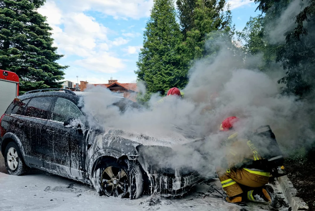 Groźny pożar koło szpitala. Spłonęło auto [ZDJĘCIA] - Zdjęcie główne