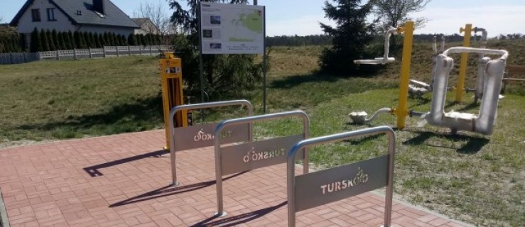 Był zaniedbany plac. Jest przystań rowerowa i siłownia - Zdjęcie główne