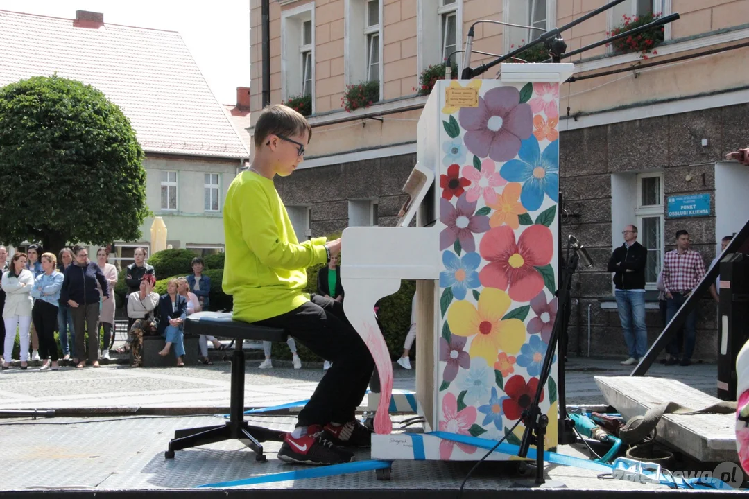Muzyczna uczta w mieście. Po Pleszewie "wędrowało" pianino [ZDJĘCIA] - Zdjęcie główne