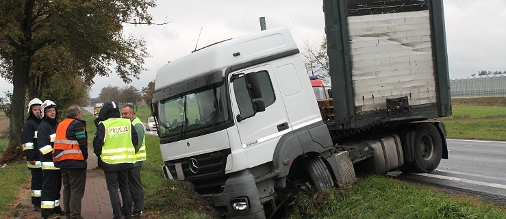 Wyprzedzał na trzeciego. Tir w rowie [Aktualizacja] - Zdjęcie główne