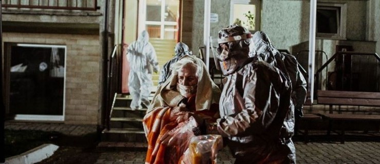 Wyjątkowa ewakuacja i poruszające zdjęcia. Osoby z DPS przetransportowało wojsko - Zdjęcie główne