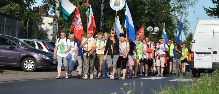 Idą. Nie straszna im pogoda... - Zdjęcie główne