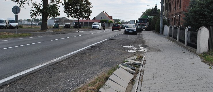 Tir zniszczył fragment chodnika - Zdjęcie główne