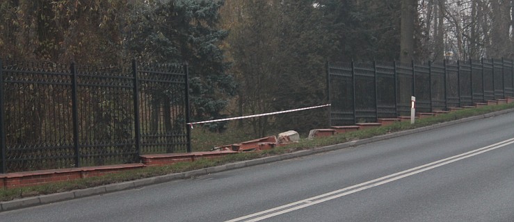 Kierowca zniszczył płot w Gołuchowie - Zdjęcie główne