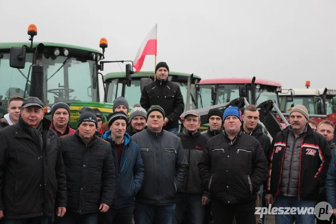 Powiat pleszewski. Ciągniki wyjechały na drogę krajową. Jak przebiegał protest rolników? [ZDJĘCIA, WIDEO] - Zdjęcie główne