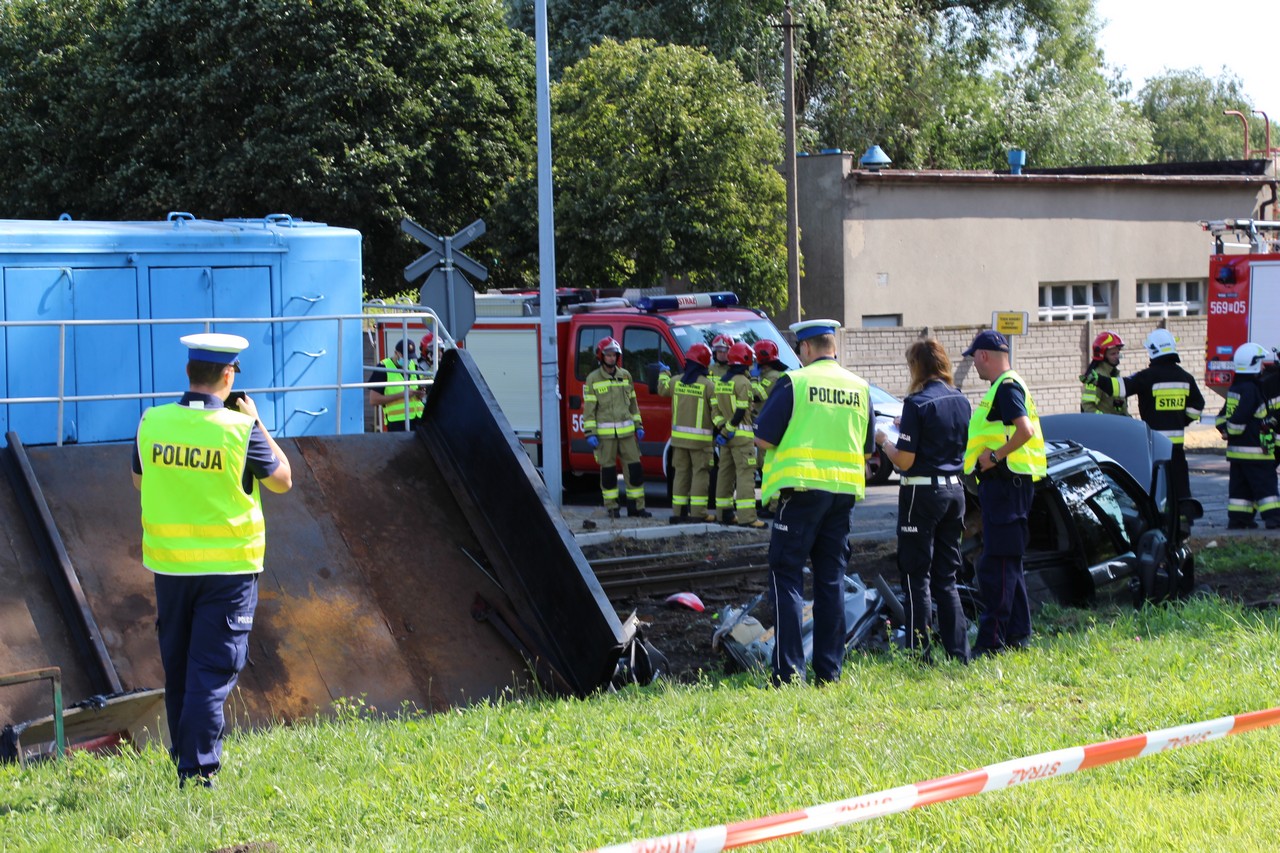 Pleszew. Śmiertelny wypadek na torach. Osobówka zderzyła się z pociągiem [FOTO] - Zdjęcie główne