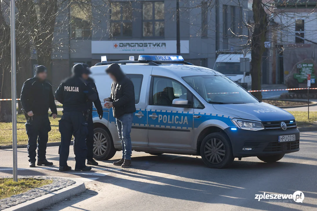 Podwójne zabójstwo w Pleszewie. Podejrzani to bardzo młodzi ludzie [ZDJĘCIA] - Zdjęcie główne