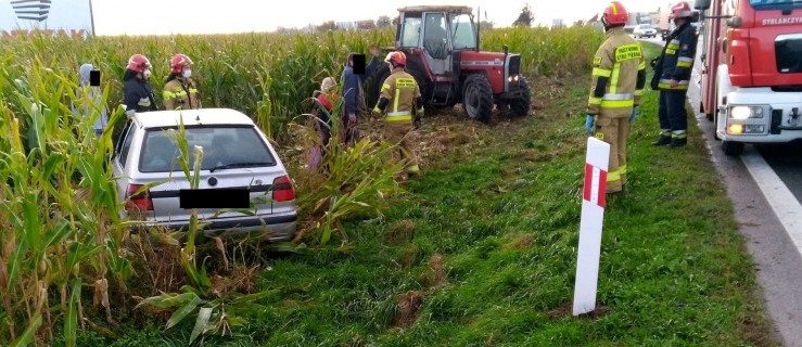 Powiat pleszewski. Droga krajowa nr 12. Samochód wypadł z drogi - Zdjęcie główne