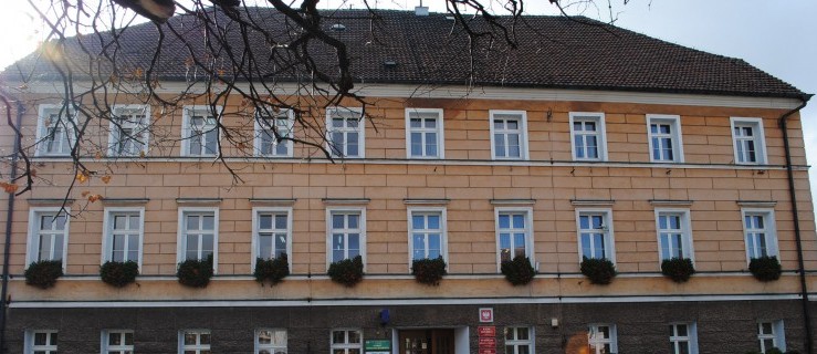 Pleszew. Urzędnicy kończą pracę zdalną. Będą jednak pracować w różnych budynkach - Zdjęcie główne