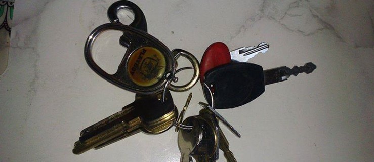 Znaleziono klucze! Właściciel jeździ czerwonym skuterem  - Zdjęcie główne