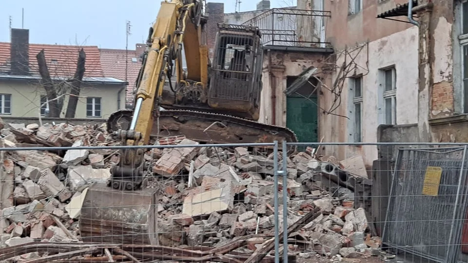 Ruszyła rozbiórka dawnego Domu Kultury w Pleszewie [ZDJĘCIA] - Zdjęcie główne